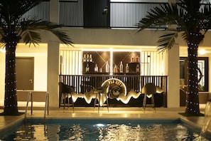 Bar au bord de la piscine
