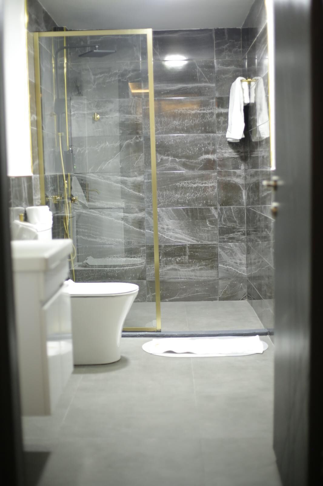 Apartamento estándar, balcón, vistas a la ciudad | Baño | Ducha, artículos de higiene personal gratuitos, toallas y jabón