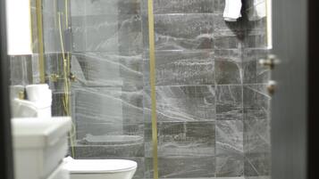 标准公寓, 阳台, 城市景观 | 浴室 | 淋浴设施、免费洗浴用品、毛巾、肥皂