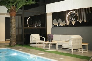 Una piscina al aire libre