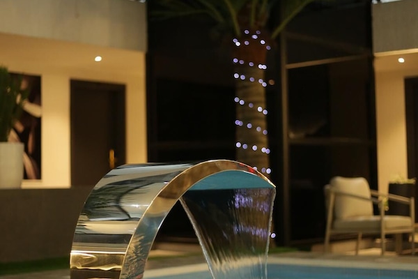 Una piscina al aire libre