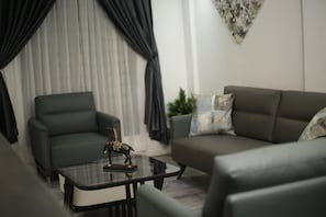 Standard-Apartment, Balkon, Stadtblick | Wohnbereich