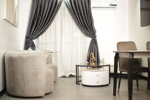 Apartamento estándar, balcón, vistas a la ciudad | Zona de estar