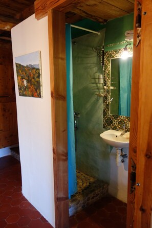 Hair dryer, towels, soap, toilet paper - Farmhouse in the heart of nature, close to rivers, hiking trails and attractions... (STE CROIX DE CADERLE)