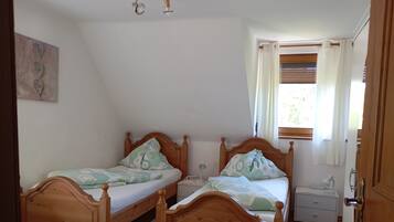 4 bedrooms, iron/ironing board, free WiFi, bed sheets