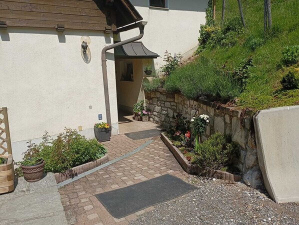 المنطقة المحيطة بالمنشأة