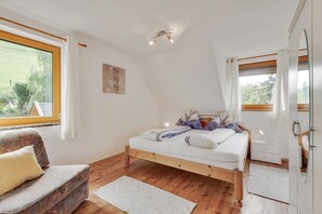 4 bedrooms, iron/ironing board, free WiFi, bed sheets