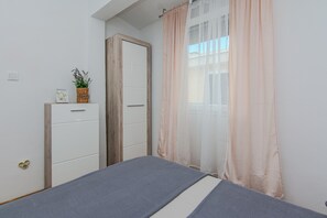 Apartamento standard, sacada, vista para o jardim | Escrivaninha, Wi-Fi de cortesia, roupa de cama