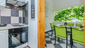 Apartemen Standar, balkon, pemandangan kebun | Teras/patio
