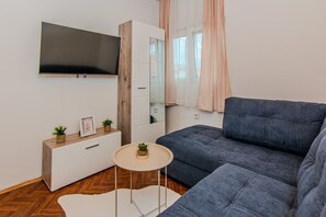 Apartamento standard, sacada, vista para o jardim | Área de estar | TV LCD