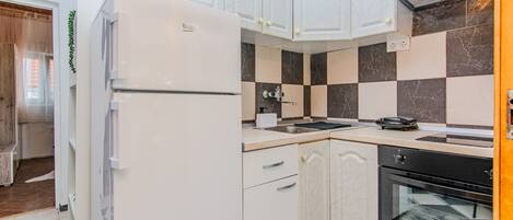 Standard Apartment, Balcony, Garden View | Private kitchen