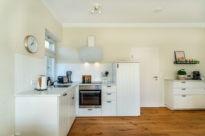 Fridge, oven, stovetop, dishwasher - Holiday Apartment "Waldglück" with Mountain View, Pool, Sauna and Wi-Fi (Hinterzarten)