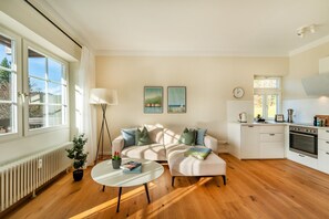 TV - Holiday Apartment "Waldglück" with Mountain View, Pool, Sauna and Wi-Fi (Hinterzarten)