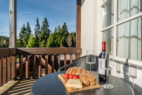 Ferienwohnung "Waldglück" mit Bergblick, Pool, Sauna und Wi-Fi.