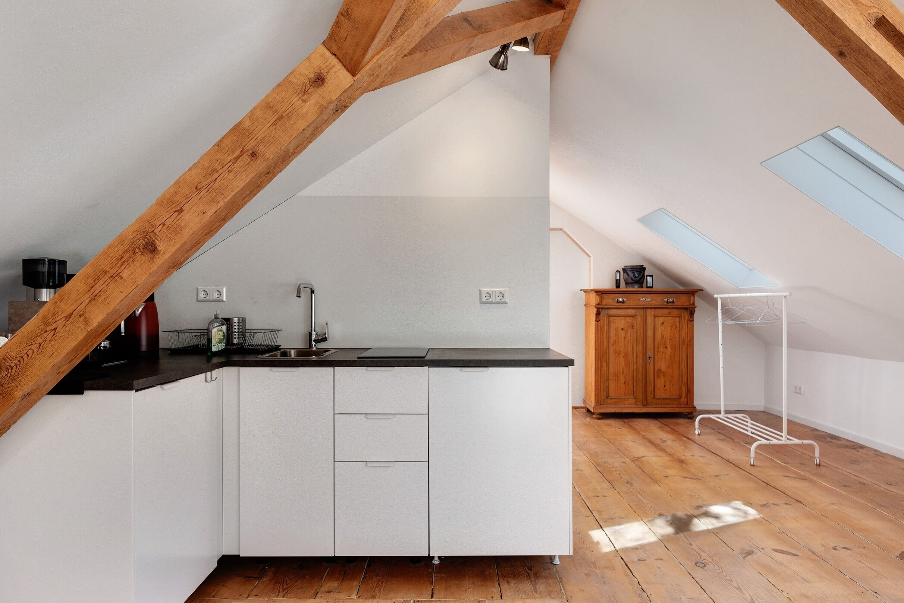 Fridge, oven, stovetop, coffee/tea maker