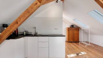 Fridge, oven, stovetop, coffee/tea maker