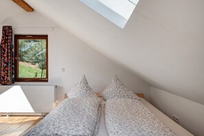 1 bedroom, bed sheets