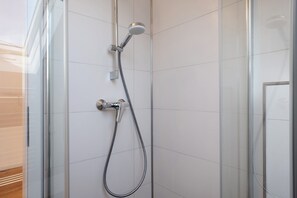 Shower, hair dryer, towels - Studio 'Bergwiese' with Mountain View, Private Terrace and Private Garden (Lauterbach)