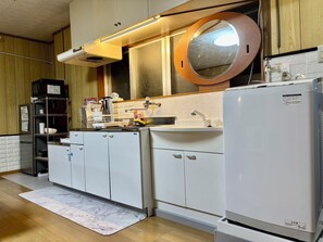 Basic Apartment, Sea View | Private kitchen