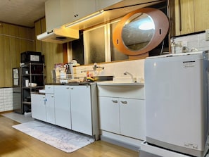 Apartamento básico, vista para o mar | Cozinha privada | Frigobar, micro-ondas, cooktop, talheres/pratos/utensílios de cozinha