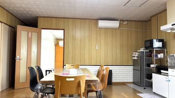 Basic Apartment, Sea View | In-room dining