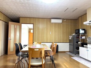Basic apartman, kilátással a tengerre | Étkezés a szobában