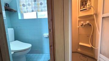 Appartamento Basic, vista mare | Bagno | Doccia, asciugacapelli, asciugamani, shampoo