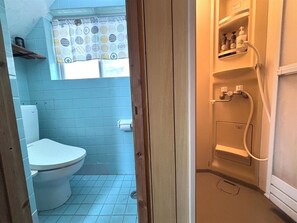 Basic-íbúð - sjávarsýn | Baðherbergi | Sturta, hárblásari, handklæði, sjampó