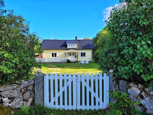 YELLOW COUNTRY HOUSE IN WONDERFUL SMÅLAND