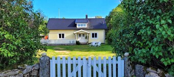 YELLOW COUNTRY HOUSE IN WONDERFUL SMÅLAND
