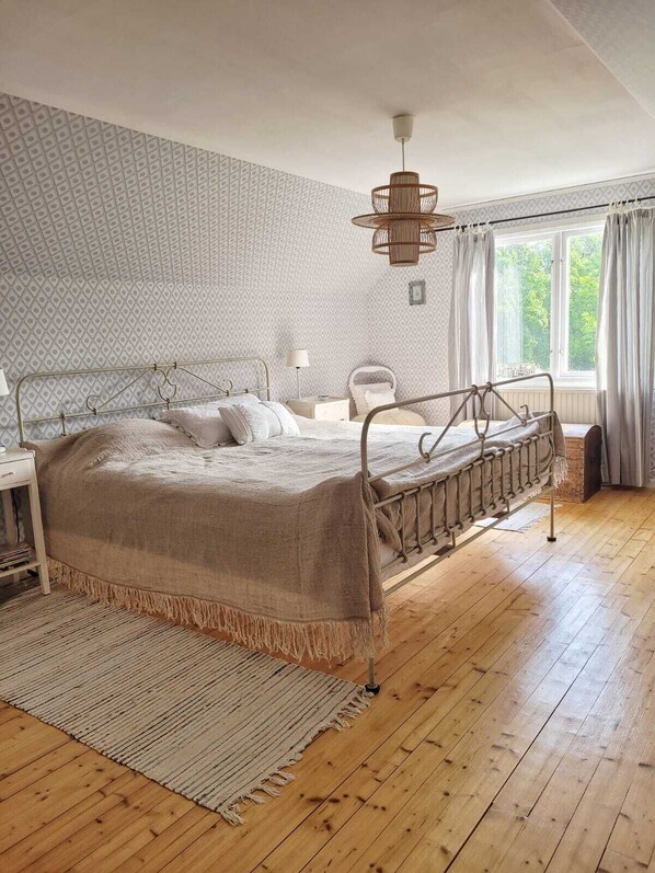 3 bedrooms, iron/ironing board, WiFi, bed sheets