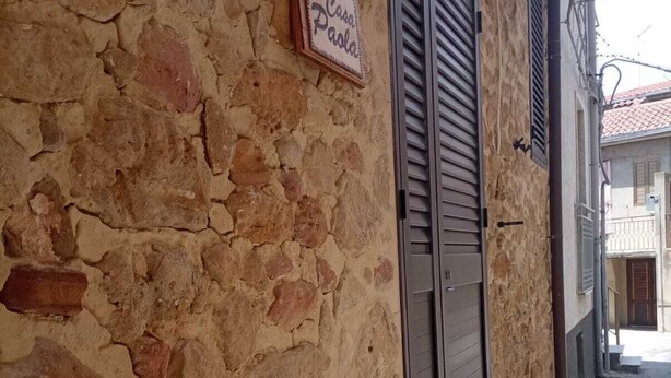 Um edifício de pedra com uma placa indicando 