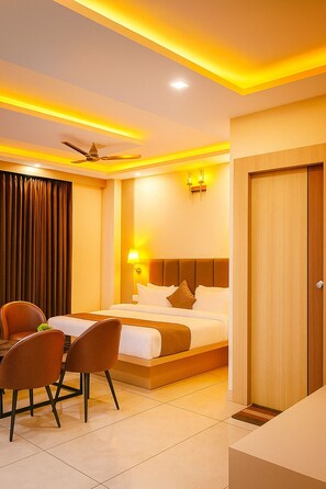 Premium bedding, laptop workspace, blackout curtains, free WiFi - Hotel Vasudevay Inn (Haridwar)