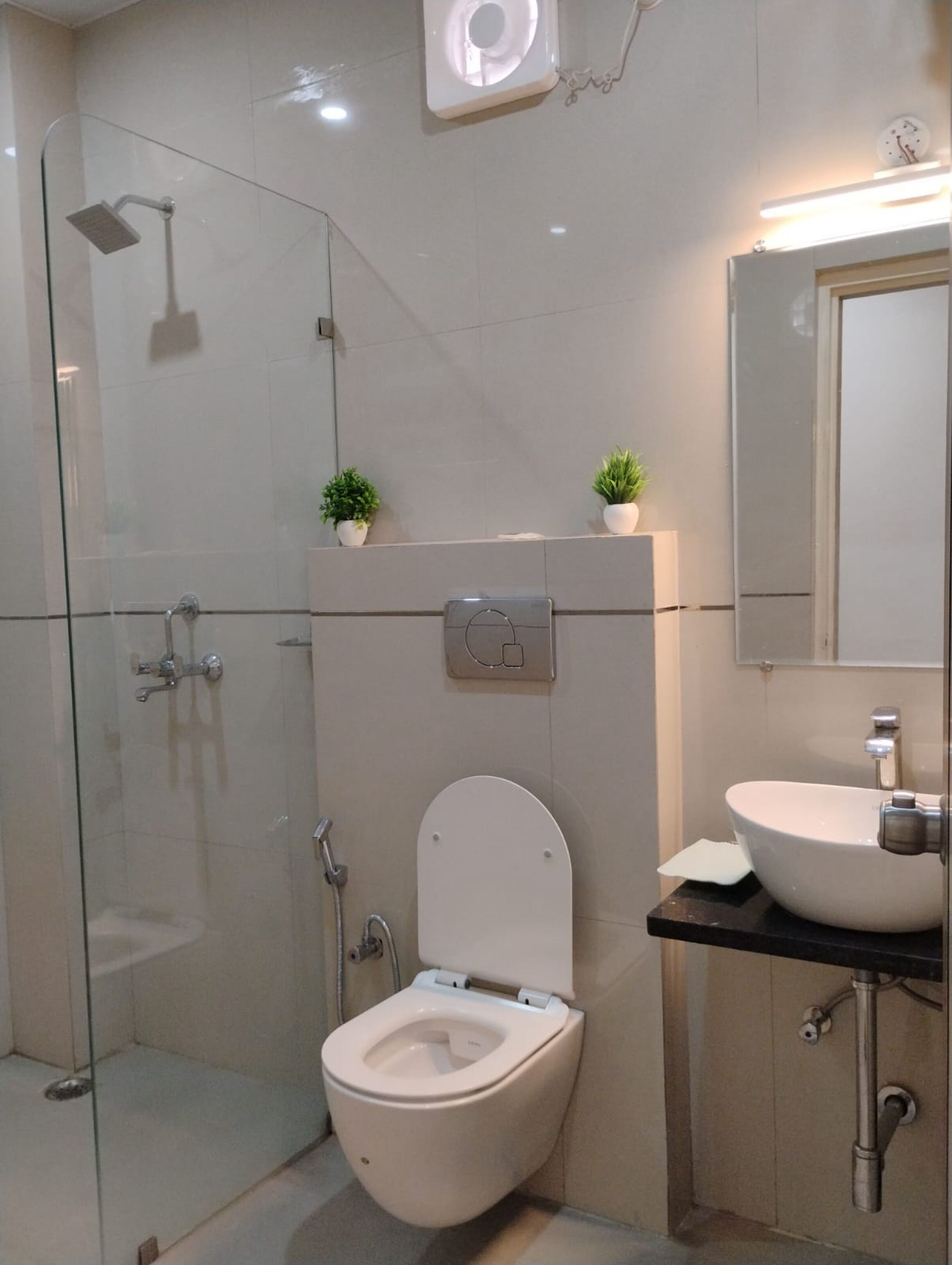 Shower, handuk, sabun, dan sampo