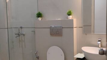Shower, handuk, sabun, dan sampo