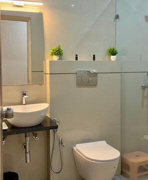 Luxury Quadruple Room, Lanai, Mountain View | Bathroom | Shower, towels, soap, shampoo - Hotel Vasudevay Inn (Haridwar)