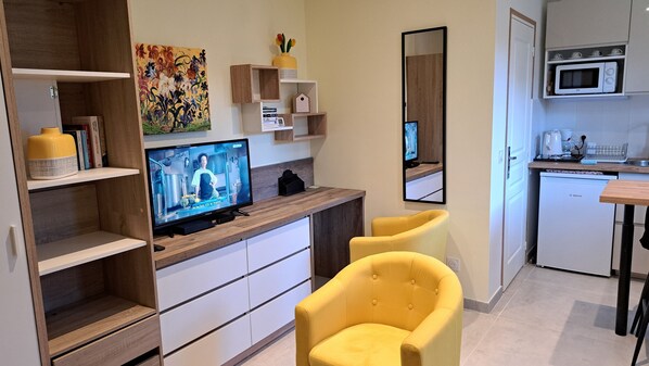 Kühlschrank, Mikrowelle, Herdplatte, Wasserkocher mit Kaffee-/Teezubehör