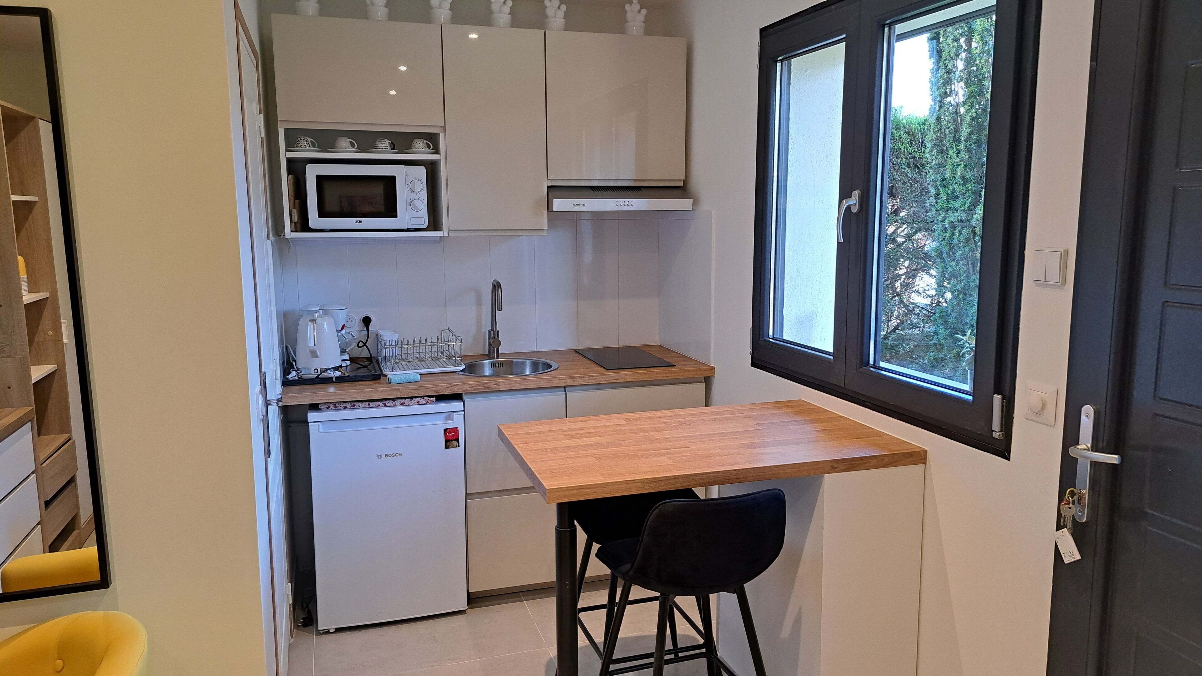 Wasserkocher mit Kaffee-/Teezubehör, Kühlschrank, Mikrowelle, Herdplatte