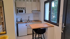 Kylskåp, mikrovågsugn, spishäll och kaffe- och tebryggare