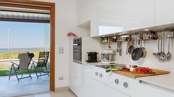 Fridge, oven, dishwasher, coffee/tea maker