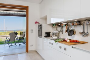 冷蔵庫、オーブン、食器洗い機、コーヒー / ティーメーカー