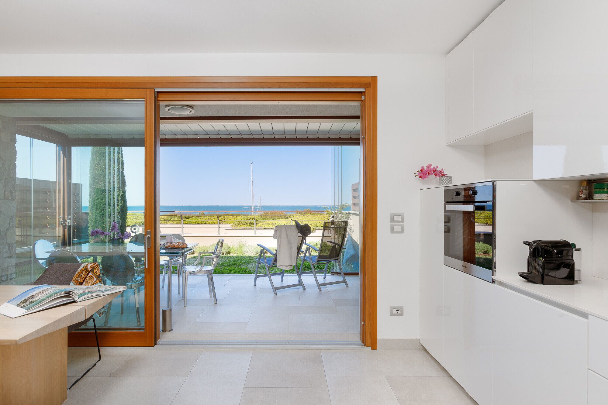 Kühlschrank, Ofen, Geschirrspüler, Wasserkocher mit Kaffee-/Teezubehör