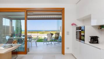 Fridge, oven, dishwasher, coffee/tea maker