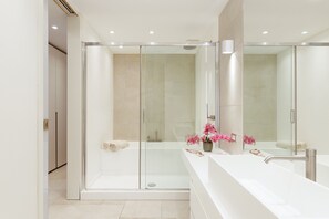 Douche, sèche-cheveux, serviettes fournies