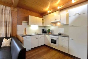Kylskåp, ugn, spishäll och diskmaskin