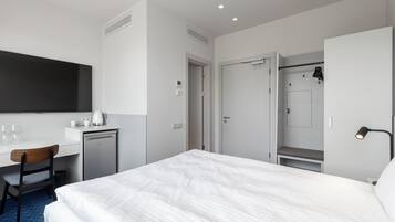 Standard Double Room | Laptop workspace, free WiFi