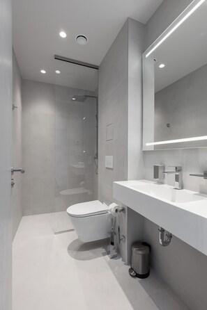 Superior Double Room | Bathroom | Shower, free toiletries, hair dryer, towels - Roze Kurmajas Hotel (Liepaja)