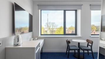 Habitación doble superior | Espacio para trabajar con laptop y wifi gratis
