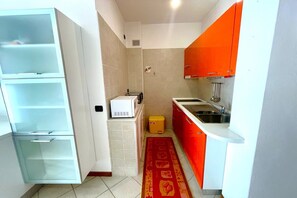 Kühlschrank, Mikrowelle, Herdplatte, Esstisch