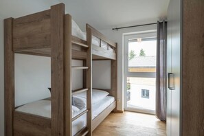 4 bedrooms, free WiFi, bed sheets - Ski-in chalet with hot tub and sauna (Turracherhöhe)